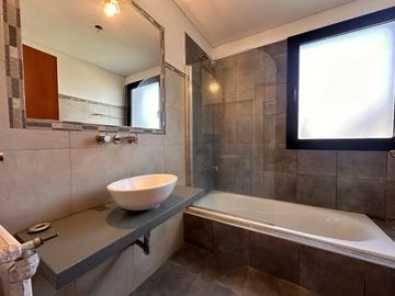 Casa en venta en Barrio El Aromo una planta, 3 dormitorios mas playroom con pileta