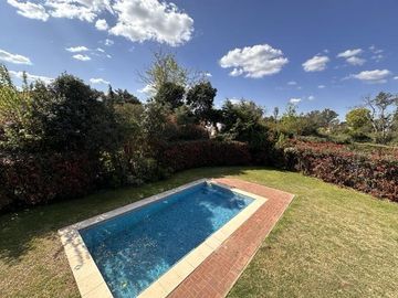 Casa en venta en Barrio El Aromo una planta, 3 dormitorios mas playroom con pileta