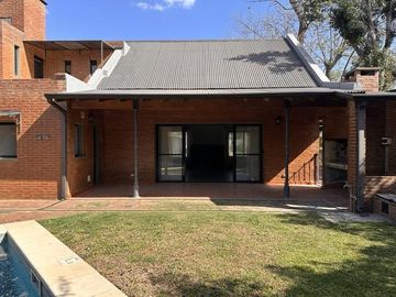 Casa en venta en Barrio El Aromo una planta, 3 dormitorios mas playroom con pileta
