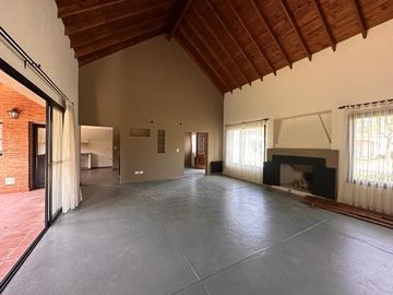 Casa en venta en Barrio El Aromo una planta, 3 dormitorios mas playroom con pileta