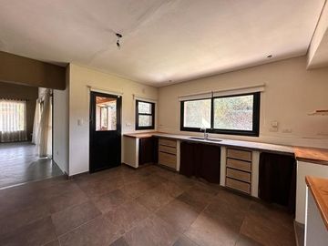 Casa en venta en Barrio El Aromo una planta, 3 dormitorios mas playroom con pileta