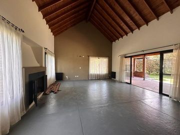 Casa en venta en Barrio El Aromo una planta, 3 dormitorios mas playroom con pileta
