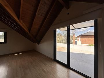 Casa en venta en Barrio El Aromo una planta, 3 dormitorios mas playroom con pileta