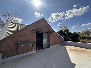 Casa en venta en Barrio El Aromo una planta, 3 dormitorios mas playroom con pileta