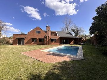 Casa en venta en Barrio El Aromo una planta, 3 dormitorios mas playroom con pileta