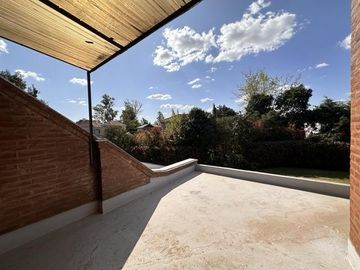 Casa en venta en Barrio El Aromo una planta, 3 dormitorios mas playroom con pileta