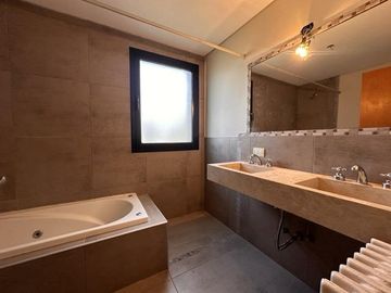 Casa en venta en Barrio El Aromo una planta, 3 dormitorios mas playroom con pileta