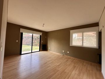 Casa en venta en Barrio El Aromo una planta, 3 dormitorios mas playroom con pileta