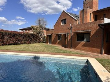 Casa en venta en Barrio El Aromo una planta, 3 dormitorios mas playroom con pileta