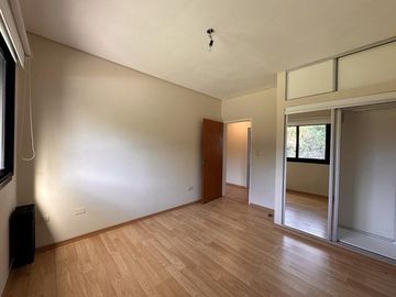 Casa en venta en Barrio El Aromo una planta, 3 dormitorios mas playroom con pileta