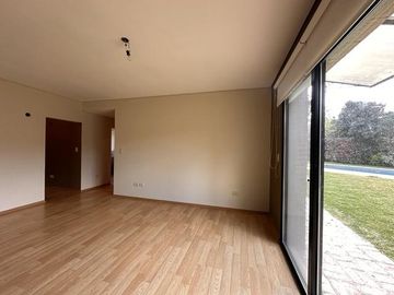 Casa en venta en Barrio El Aromo una planta, 3 dormitorios mas playroom con pileta