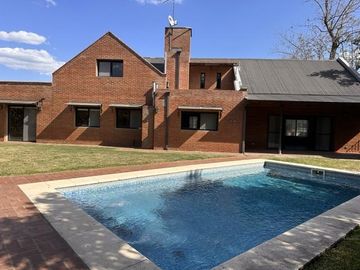 Casa en venta en Barrio El Aromo una planta, 3 dormitorios mas playroom con pileta