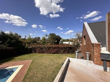Casa en venta en Barrio El Aromo una planta, 3 dormitorios mas playroom con pileta