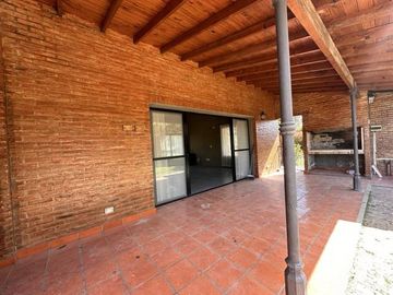 Casa en venta en Barrio El Aromo una planta, 3 dormitorios mas playroom con pileta