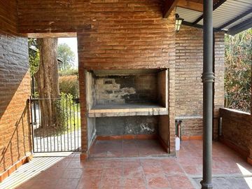 Casa en venta en Barrio El Aromo una planta, 3 dormitorios mas playroom con pileta