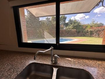 Casa en venta en Barrio El Aromo una planta, 3 dormitorios mas playroom con pileta