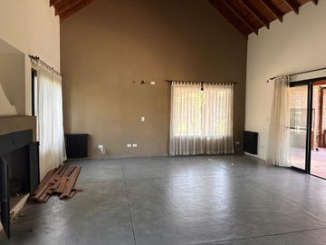 Casa en venta en Barrio El Aromo una planta, 3 dormitorios mas playroom con pileta