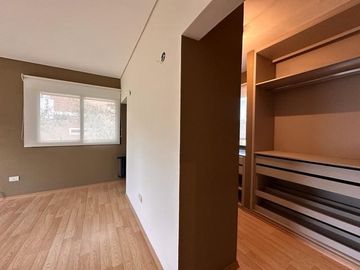 Casa en venta en Barrio El Aromo una planta, 3 dormitorios mas playroom con pileta