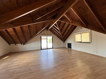 Casa en venta en Barrio El Aromo una planta, 3 dormitorios mas playroom con pileta