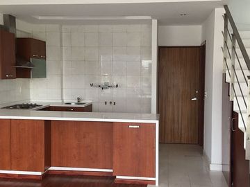 EN VENTA - MODERNO LOFT DE 2 PISOS - ATRAS PALMAS Y PERIFERICO