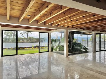 Casa en renta y venta  en Avándaro con vista al bosque y al lago