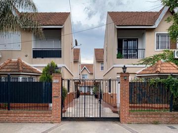 DUPLEX 4 AMBIENTES EN PEQUEÑO CONDOMINIO EN IMPECABLE ESTADO A 2 CUADRAS DE PLAZA BROWN