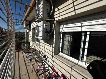 VENTA - 3 AMBIENTES CON BALCÓN - COCHERA - CABALLITO