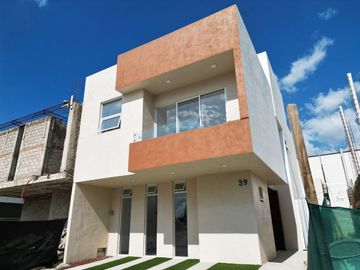 CASA EN PARQUES VALLARTA  COTO ACACIA NUEVA CON ROOF GARDEN Y CUATRO RECAMARAS