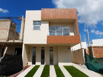 CASA EN PARQUES VALLARTA  COTO ACACIA NUEVA CON ROOF GARDEN Y CUATRO RECAMARAS