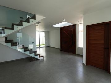 CASA EN PARQUES VALLARTA  COTO ACACIA NUEVA CON ROOF GARDEN Y CUATRO RECAMARAS