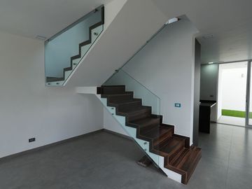 CASA EN PARQUES VALLARTA  COTO ACACIA NUEVA CON ROOF GARDEN Y CUATRO RECAMARAS