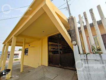 Casa en venta ubicada en calle  Mártires de Chicago, Col. Primero de Mayo ,  en Coatzacoalcos Veracruz.