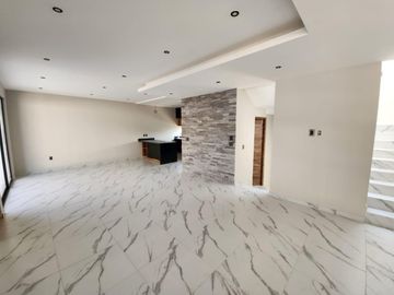 HERMOSA CASA EN AV COMPOSITORES