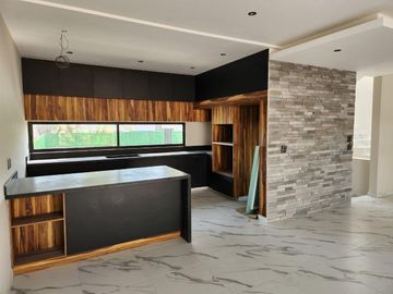 HERMOSA CASA EN AV COMPOSITORES
