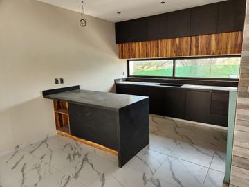 HERMOSA CASA EN AV COMPOSITORES