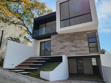 HERMOSA CASA EN AV COMPOSITORES