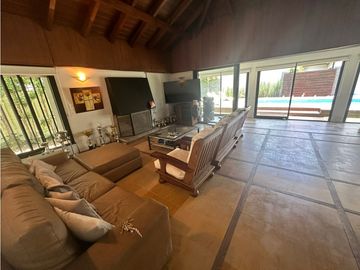 CHALET 4 AMBIENTES CON PISCINA ZONA PINOS DE ANCHORENA