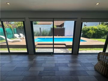 CHALET 4 AMBIENTES CON PISCINA ZONA PINOS DE ANCHORENA