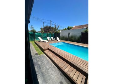 CHALET 4 AMBIENTES CON PISCINA ZONA PINOS DE ANCHORENA