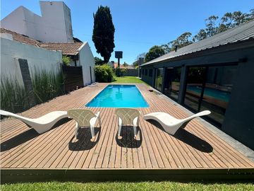 CHALET 4 AMBIENTES CON PISCINA ZONA PINOS DE ANCHORENA