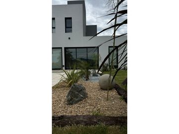 SE VENDE CASA EN COUNTRY CARLOS PAZ GOLF