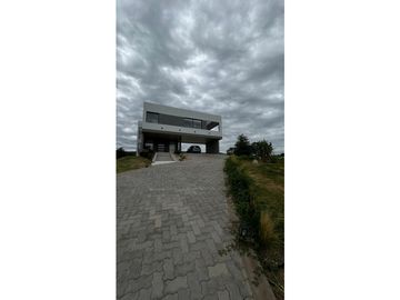SE VENDE CASA EN COUNTRY CARLOS PAZ GOLF