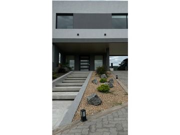 SE VENDE CASA EN COUNTRY CARLOS PAZ GOLF