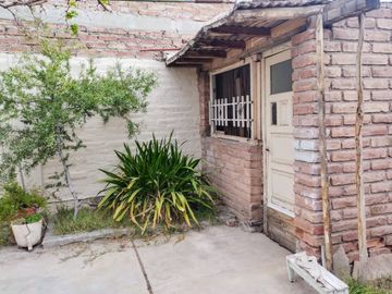 VENTA CASA MIXTA 2 DORMITORIOS / PATIO 4° SECCION