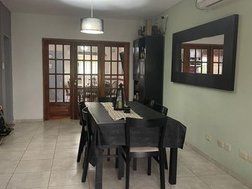 Amplio Chalet de 4 Amb con Parque