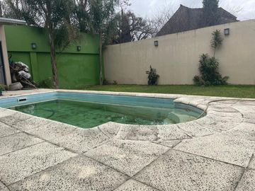 Amplio Chalet de 4 Amb con Parque
