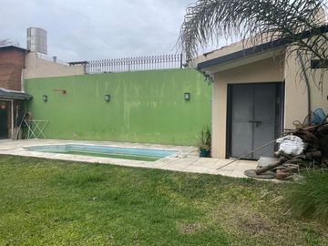 Amplio Chalet de 4 Amb con Parque