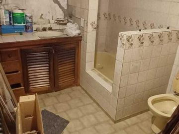 Terreno con casa a renovar - Ideal inversión para edificio- Oportunidad de Inversión
