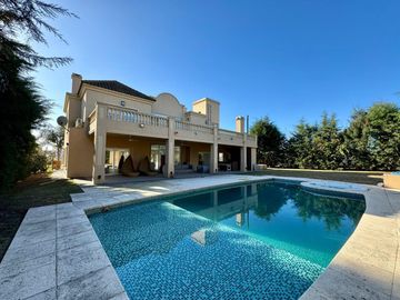Exclusivo Chalet en Country Club La Concepción en Luján.