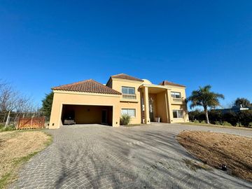 Exclusivo Chalet en Country Club La Concepción en Luján.